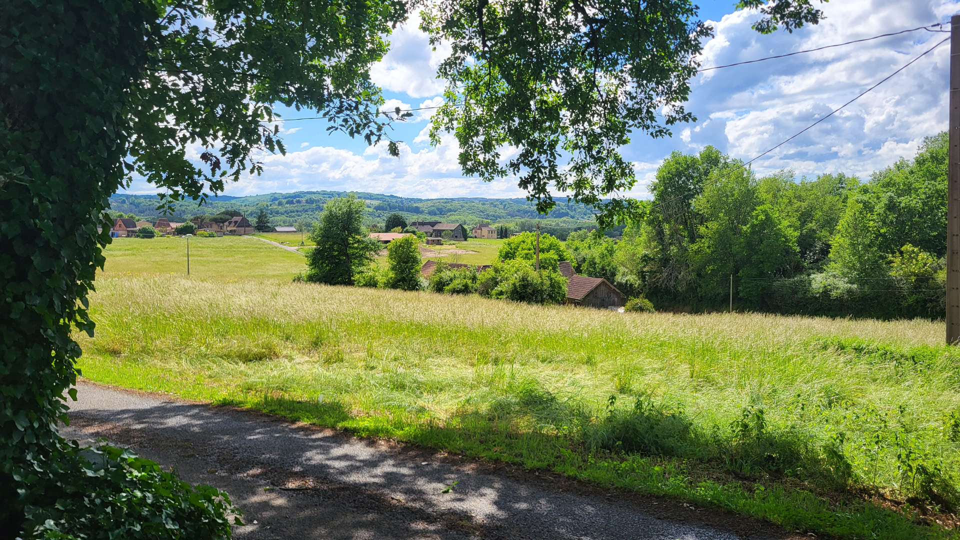 Vue panoramique de la vallée de la Dordogne avec ses villages, ses falaises et la rivière en méandre